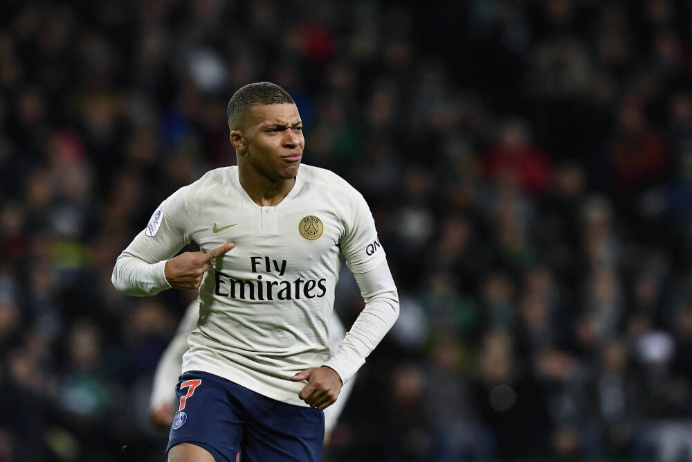 课堂监控曝光: 老师收书不管睡觉生, 教育底线在哪?